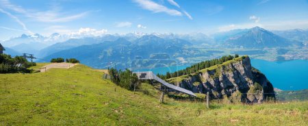 Cumbre de Niederhorn con plataforma de aterrizaje de helicópteros y plataforma de lanzamiento de parapente, Alpes berneses, Lago Thun, Suiza