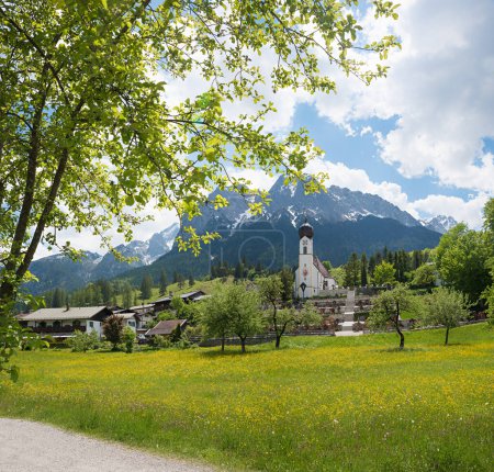 printemps paysage village église Obergrainau et cimetière, Alpes Wetterstein, bavière supérieure
