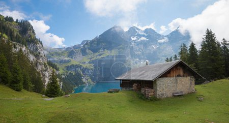 malerische Landschaft über dem Öschinensee, mit Hütten- und Bergblick. Tourismusort Kandersteg, Kanton Berner Oberland