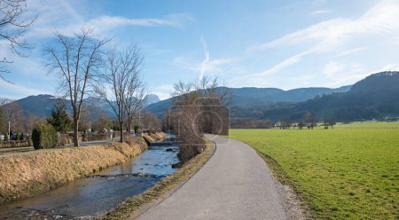 pasarela a lo largo del río Jenbach, vista a la montaña Wendelstein, paisaje cerca de Bad Feilnbach bavaria superior