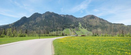 Camino al estacionamiento en el ferrocarril de montaña Brauneck, Lenggries primavera paisaje bavaria superior