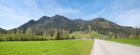 Straße zum Parkplatz an der Brauneckbahn, Lenggrieser Frühlingslandschaft Oberbayern