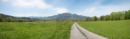 Wanderweg um den Ferienort Lenggries, Blick auf das Brauneck. Frühlingslandschaft Oberbayern