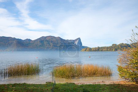 lac idyllique Mondsee, paysage Salzkammergut, Alpes autrichiennes en automne
