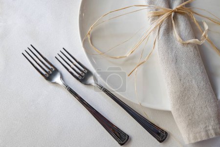 Téléchargez les photos : Decorated cutlery and plate on the table - en image libre de droit