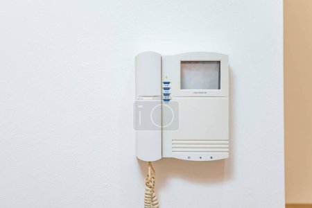 Foto de Intercomunicador en el apartamento en un primer plano de pared blanca - Imagen libre de derechos