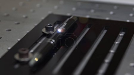 Gravure laser en gros plan sur un stylo noir
