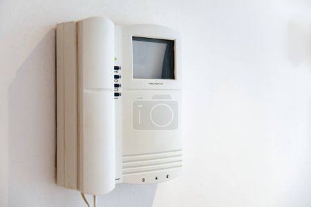 Foto de Intercomunicador en el apartamento en un primer plano de pared blanca - Imagen libre de derechos