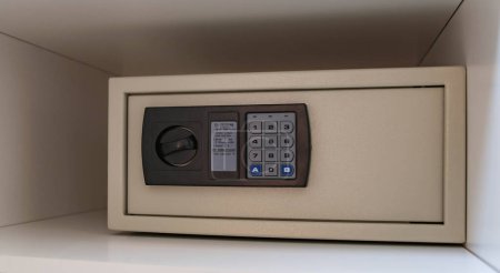 Privater Safe mit elektronischem Schloss steht im Schrank