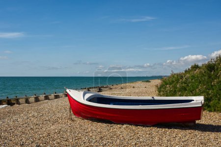 Foto de Playa de tejas con barco en East Preston cerca de Littlehampton en West Sussex, Inglaterra - Imagen libre de derechos