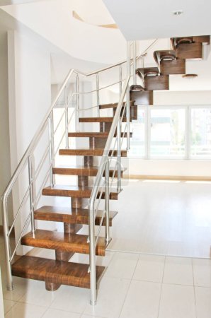 Téléchargez les photos : Escalier en bois brun à l'intérieur d'un appartement en duplex - en image libre de droit