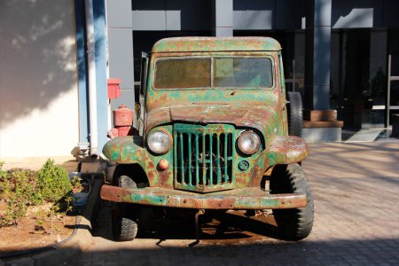 Foto de Un viejo camión verde con un cuerpo y manchas de óxido - Imagen libre de derechos