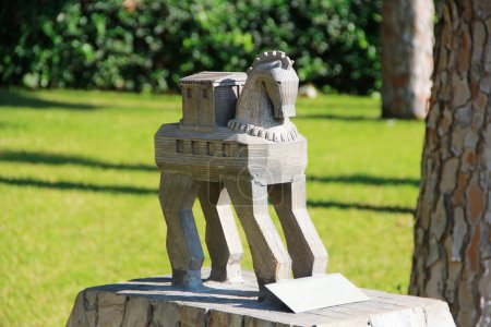 Téléchargez les photos : Antalya, Turquie, 17 septembre 2022. Un modèle d'un cheval de Troie en argile grise sur un piédestal dans un parc verdoyant - en image libre de droit