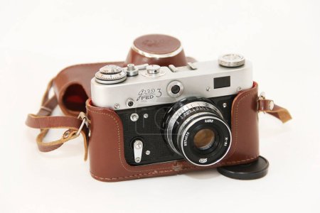 Téléchargez les photos : Antalya, Turquie, 10 mars 2023. Vieille caméra russe vintage soviétique dans un étui en métal, dans un étui de protection marron, sur fond blanc - en image libre de droit