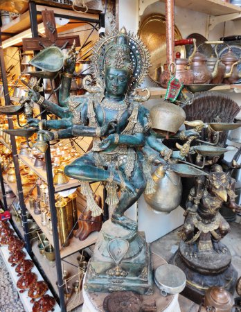 Téléchargez les photos : Figurines décoratives en métal de Bouddha dans une pose méditative sur une vitrine - en image libre de droit
