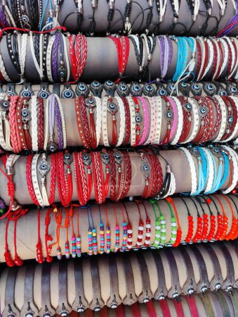 Téléchargez les photos : Traditionnel oriental multicolore tressés bracelets avec décoration sous la forme d'un oeil du mauvais œil, l'oeil de Fatima - en image libre de droit
