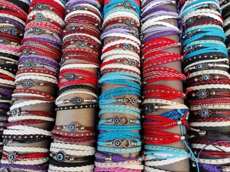 Téléchargez les photos : Traditionnel oriental multicolore tressés bracelets avec décoration sous la forme d'un oeil du mauvais œil, l'oeil de Fatima - en image libre de droit