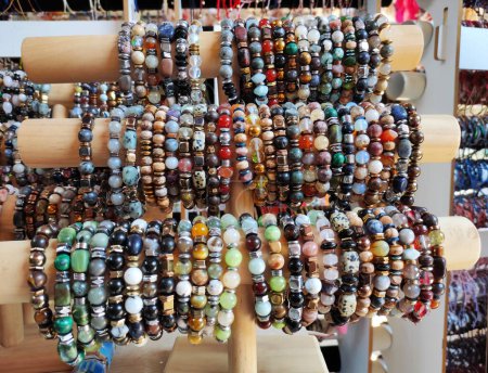 Téléchargez les photos : Bracelets orientaux multicolores traditionnels en pierres naturelles rondes sur la vitrine - en image libre de droit