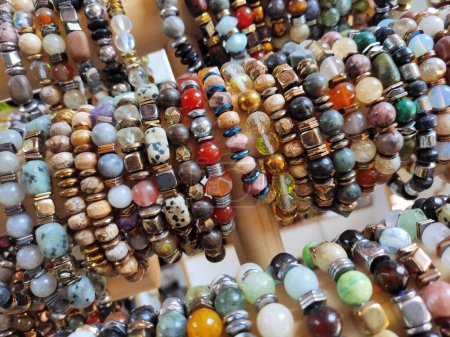 Téléchargez les photos : Bracelets orientaux multicolores traditionnels en pierres naturelles rondes sur la vitrine - en image libre de droit