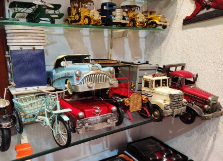 Téléchargez les photos : Modèles miniatures multicolores de voitures anciennes à collectionner dans la vitrine - en image libre de droit