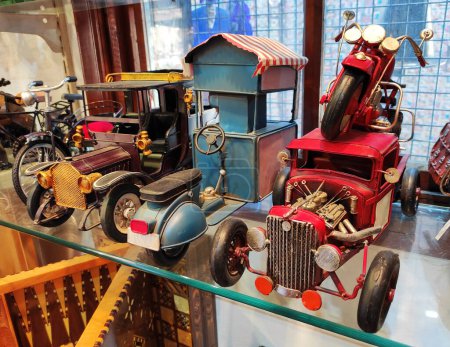 Téléchargez les photos : Modèles miniatures multicolores de voitures anciennes à collectionner dans la vitrine - en image libre de droit