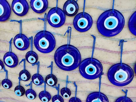 Traditionelle orientalisch-türkische blaue Anhänger dekoratives Amulett für zu Hause mit einem Auge gegen das böse Auge, das Auge von Fatima