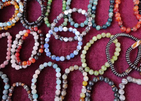 Téléchargez les photos : Beaux bracelets poignet en perles rondes multicolores sur la vitrine - en image libre de droit
