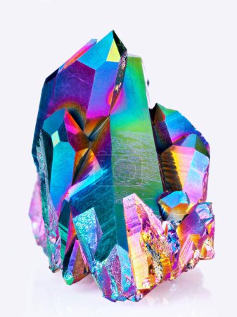 Piedra de racimo de cristal de cuarzo aura arco iris de titanio - Foto muy nítida y detallada de este hermoso cristal con una capa de titanio impresionante.