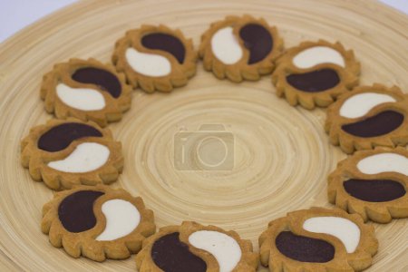 Téléchargez les photos : Biscuits demi-lune avec glaçage bicolore sur plaque de bois - en image libre de droit