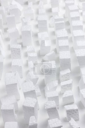 Foto de Modelo de ciudad caótica formada por piezas rectangulares de poliestireno blanco. - Imagen libre de derechos