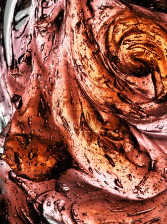 Ein fesselndes Bild, das die komplizierten Wirbel aus Braun- und Kupfertönen mit glitzernden Wassertröpfchen zeigt.