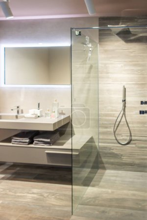 Téléchargez les photos : Intérieur moderne d'une salle de bain sur fond - en image libre de droit