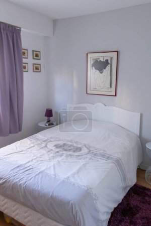 Foto de Romántica habitación blanca y púrpura en el fondo - Imagen libre de derechos