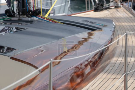 Téléchargez les photos : Pont en teck et bois verni, et mât pied sur un voilier de luxe Jeanneau 51 - en image libre de droit