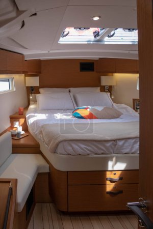 Téléchargez les photos : Chambre principale du capitaine, cabine double très spacieuse et luxueuse sur un voilier de luxe Jeanneau 51 - en image libre de droit