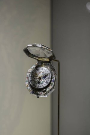 Foto de Reloj de loza de coleccionista antiguo para mujer - Imagen libre de derechos