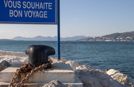 Foto de Señal de salida del puerto, deseando a los marineros un viaje seguro (vous souhaite bon voyage escrito en francés) - Imagen libre de derechos