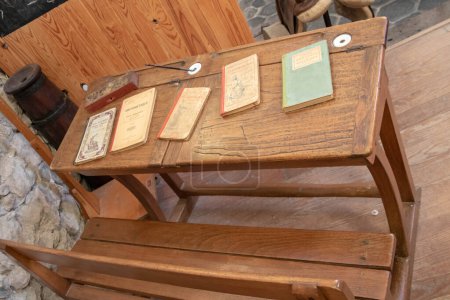 Foto de Antiguo escritorio escolar de madera y libros de texto - Imagen libre de derechos