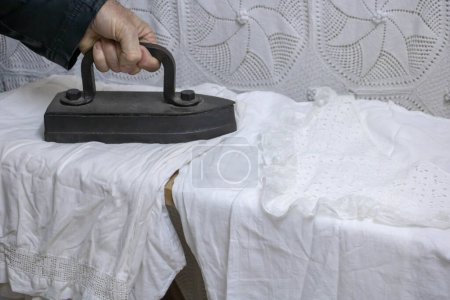 Téléchargez les photos : Lave-linge artisanal antique avec une vieille fonte sur dentelle blanche et pantalon en coton - en image libre de droit