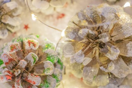 Foto de Conos de abeto de Navidad y luces en el fondo, de cerca - Imagen libre de derechos