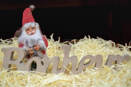 Téléchargez les photos : Santa claus avec sculpture en bois "Happiness" (bonheur est bonheur en français) sur fond, gros plan - en image libre de droit