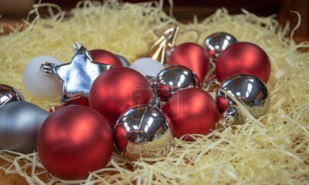 Foto de Decoraciones de Navidad con bolas en el fondo, de cerca - Imagen libre de derechos