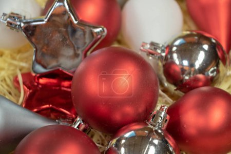 Téléchargez les photos : Décorations de Noël avec des boules sur le fond, gros plan - en image libre de droit