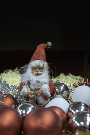 Foto de Santa Claus con bolas de Navidad en el fondo, de cerca - Imagen libre de derechos
