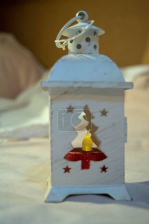 Téléchargez les photos : Lanterne de décoration de Noël sur fond, gros plan - en image libre de droit