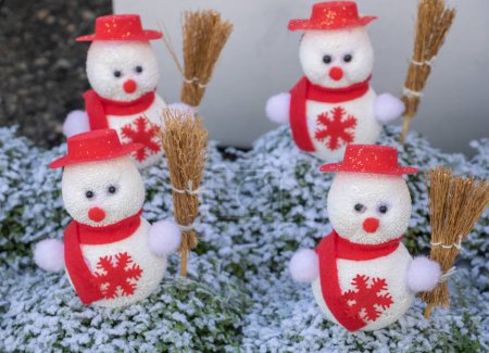 Téléchargez les photos : Les bonhommes de neige de Noël et les fêtes de fin d'année Noël et le réveillon du Nouvel An - en image libre de droit