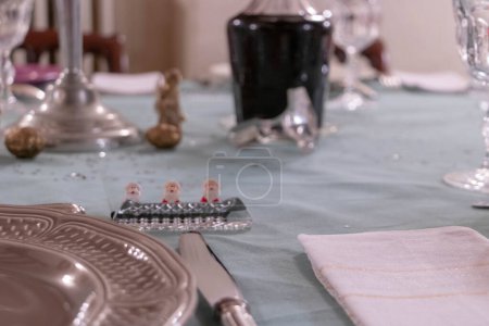 Foto de Conjunto de mesa para la cena de Navidad, con portacuchillos Santa Claus en detalle - Imagen libre de derechos