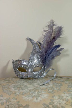 Foto de Máscara de plumas plateada y púrpura, para carnaval rococó - Imagen libre de derechos