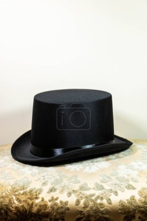 Téléchargez les photos : Chapeau haut de forme sur meubles vintage - en image libre de droit