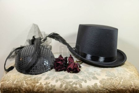 Foto de Regreso de la Celebración, Chic, Sombreros para el Sr. y la Sra. y Rosa Seca para Buttonhale - Imagen libre de derechos